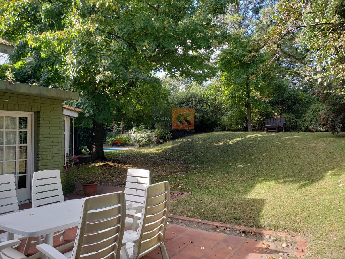 Casa a la venta , sólida y con muy buen frente cercana al Shopping y colegios