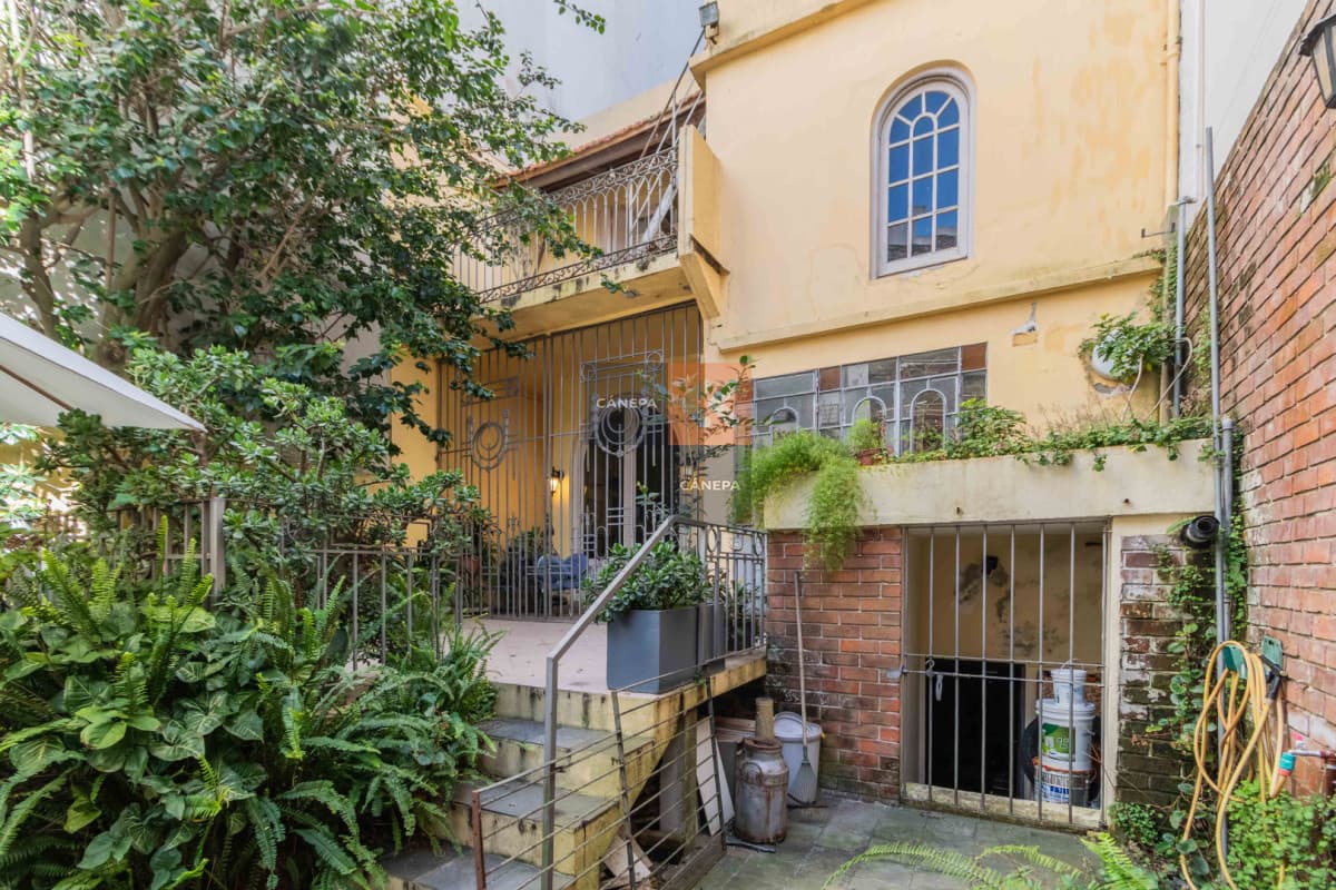 Venta casa de 4 dormitorios + jardín con parrillero en Punta Carretas