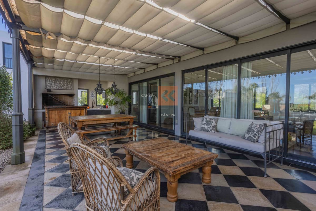Venta espectacular casa en Mirador de la Tahona con jardín con piscina y galería con parrillero