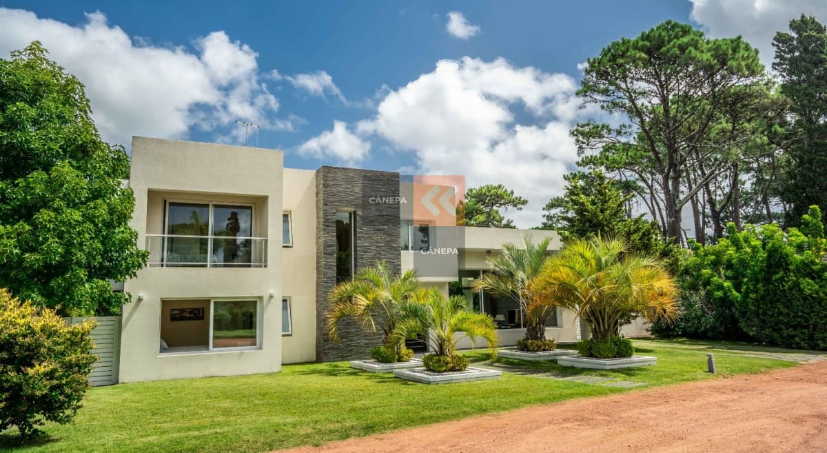 Casa en parada 8 de la mansa, en barrio privado, cercano al Shopping