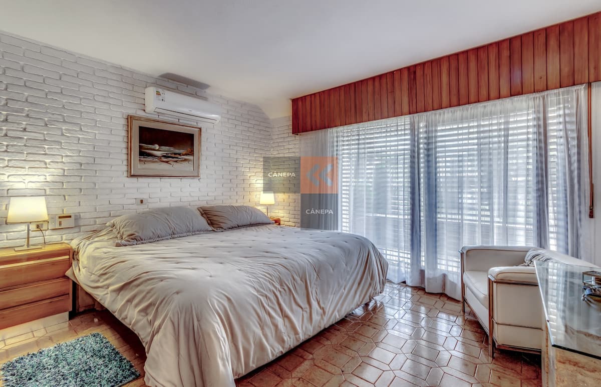 Gran y espectacular casa a la venta en zona Cantegril, muy completa para poder aprovecharla al máximo.