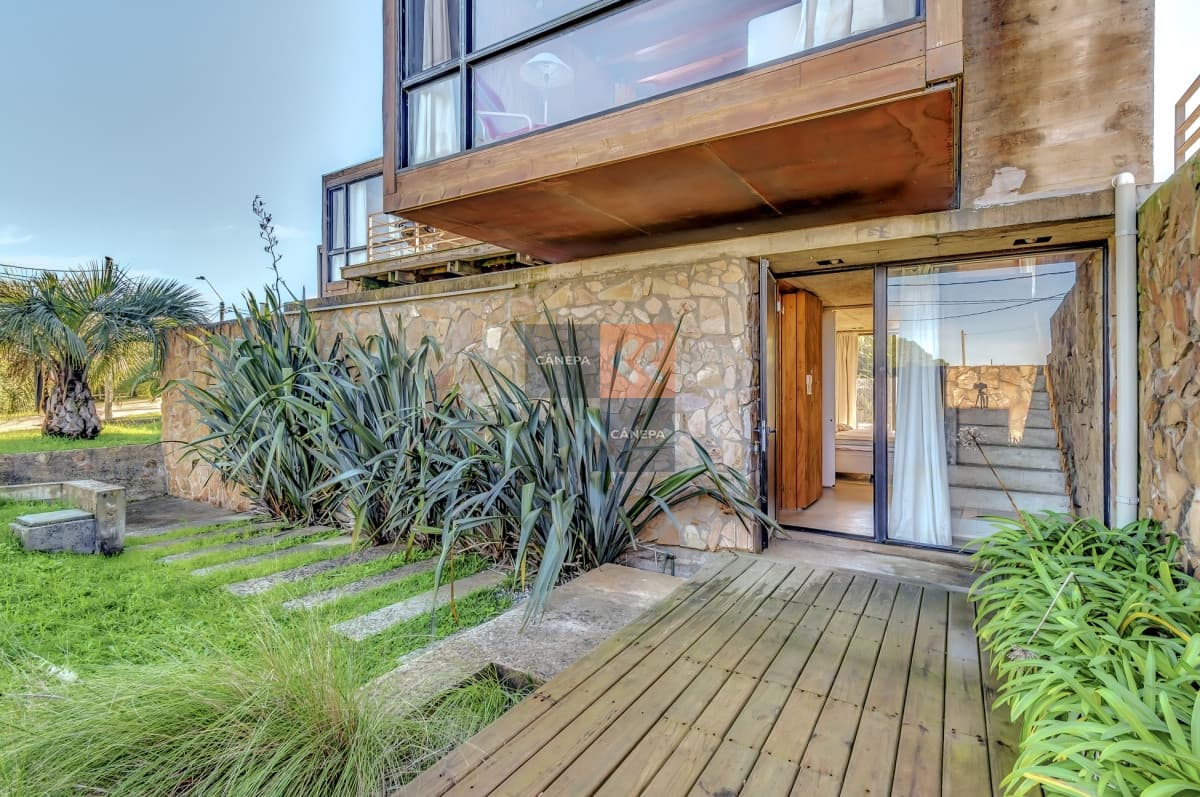 Exclusiva casa sobre la playa del barco en la Pedrera