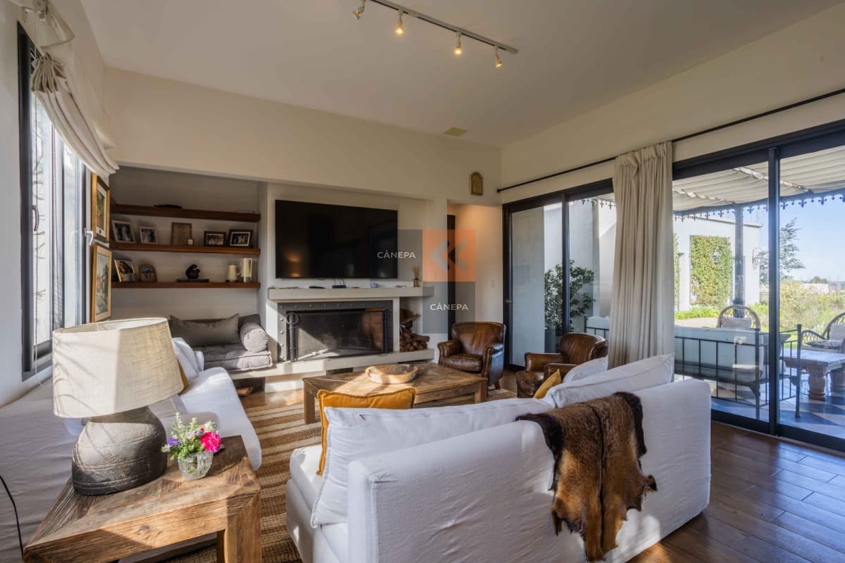 Venta espectacular casa en Mirador de la Tahona con jardín con piscina y galería con parrillero