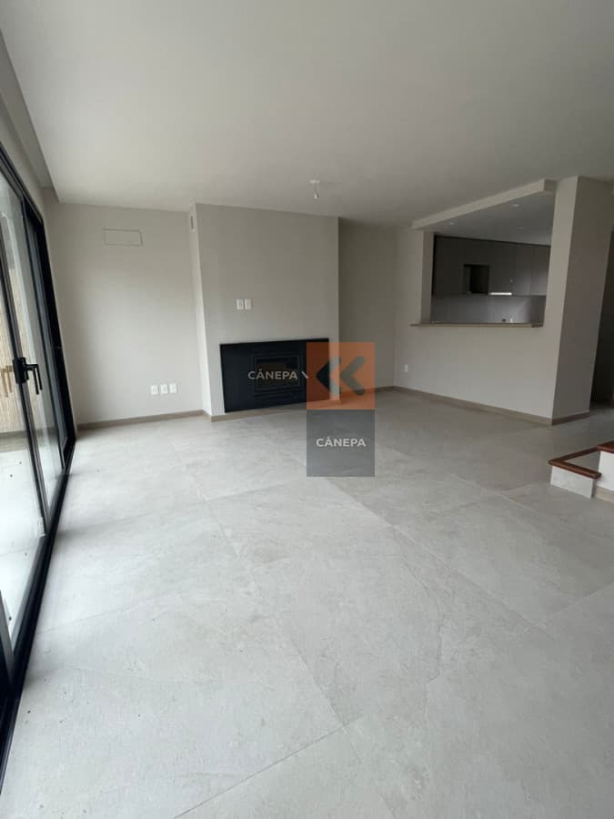 Venta casa de 3 dormitorios + jardín con parrillero en Carrasco