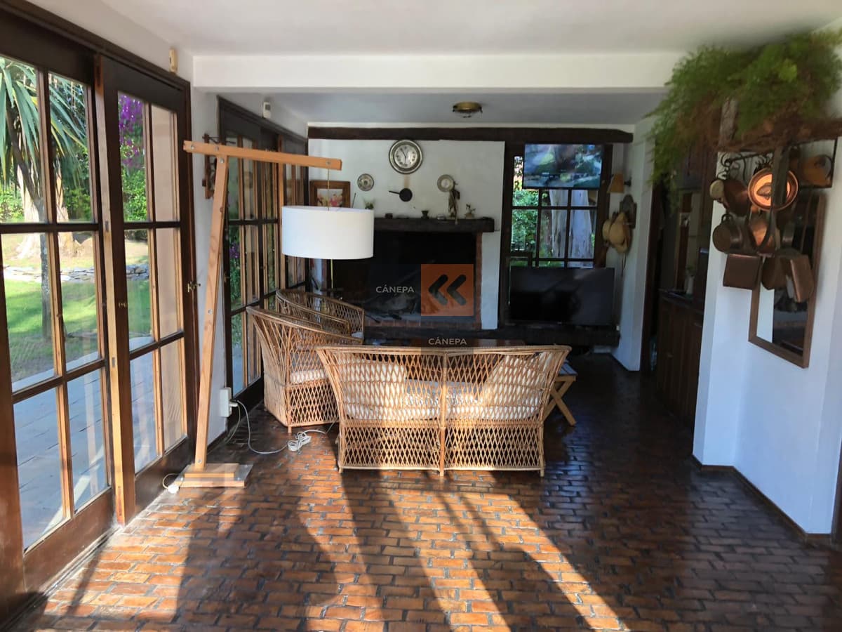 Muy linda casa a solo 3 cuadras de la playa, con precioso jardin con piscina y parrillero techado para disfrutar al maximo.