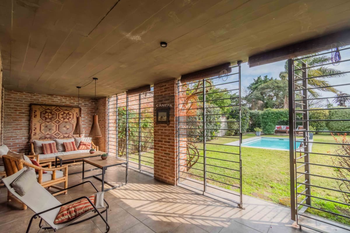 Venta espectacular casa de 4 dormitorios con jardín, piscina y barbacoa en Carrasco Norte