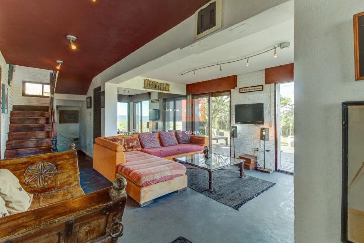 Moderna casa a la venta en Punta Piedra de 4 dormitorios con vista al mar.
