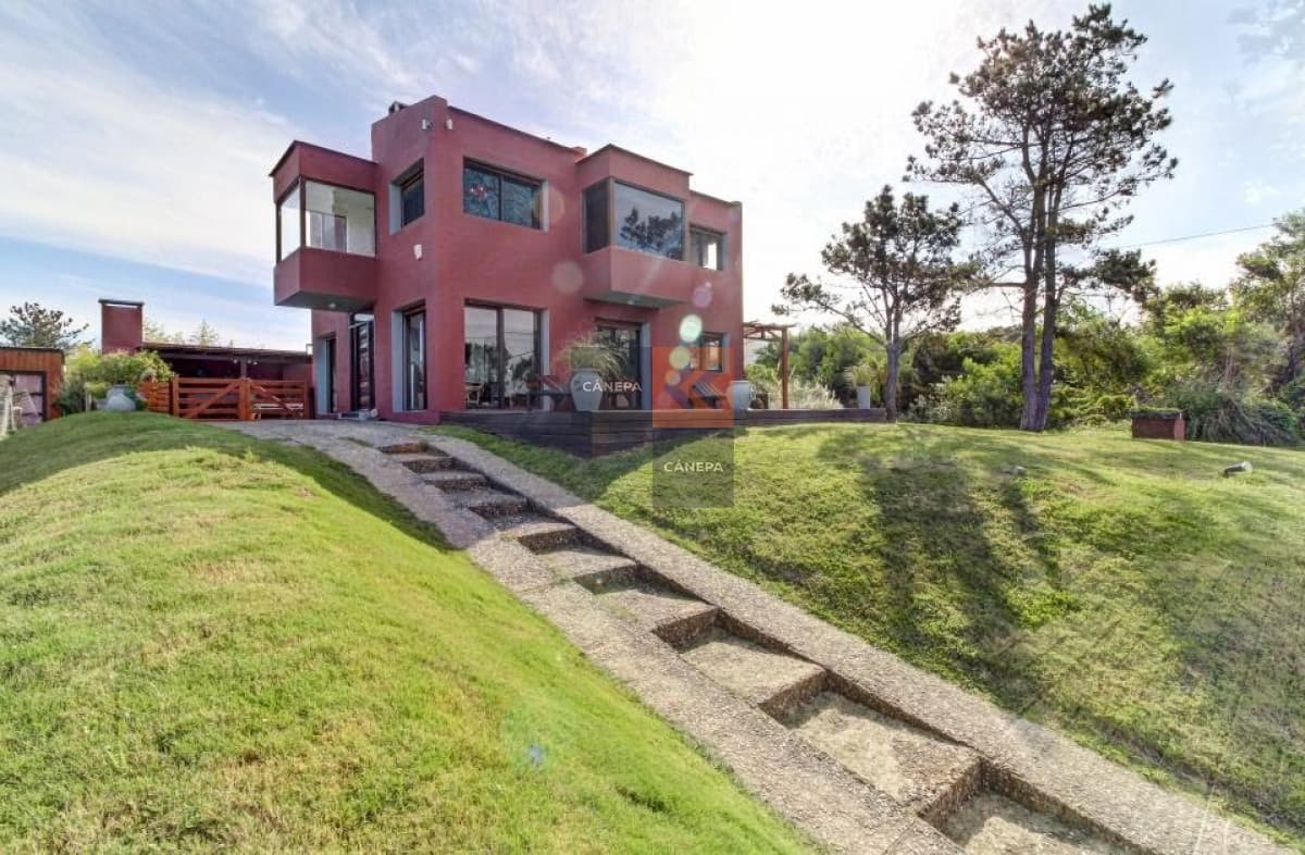 Moderna casa a la venta en Punta Piedra de 4 dormitorios con vista al mar.