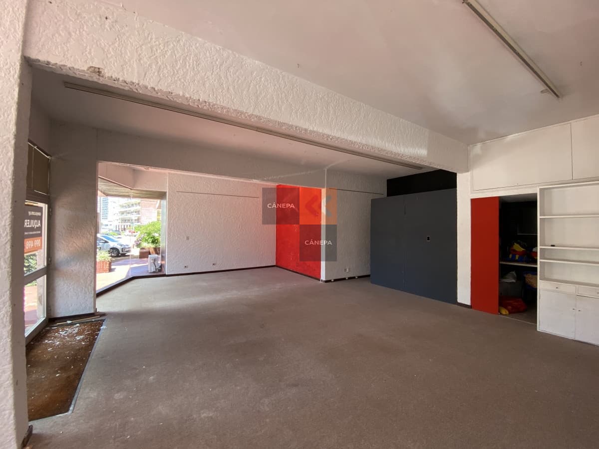 Local comercial sobre Avenida Italia