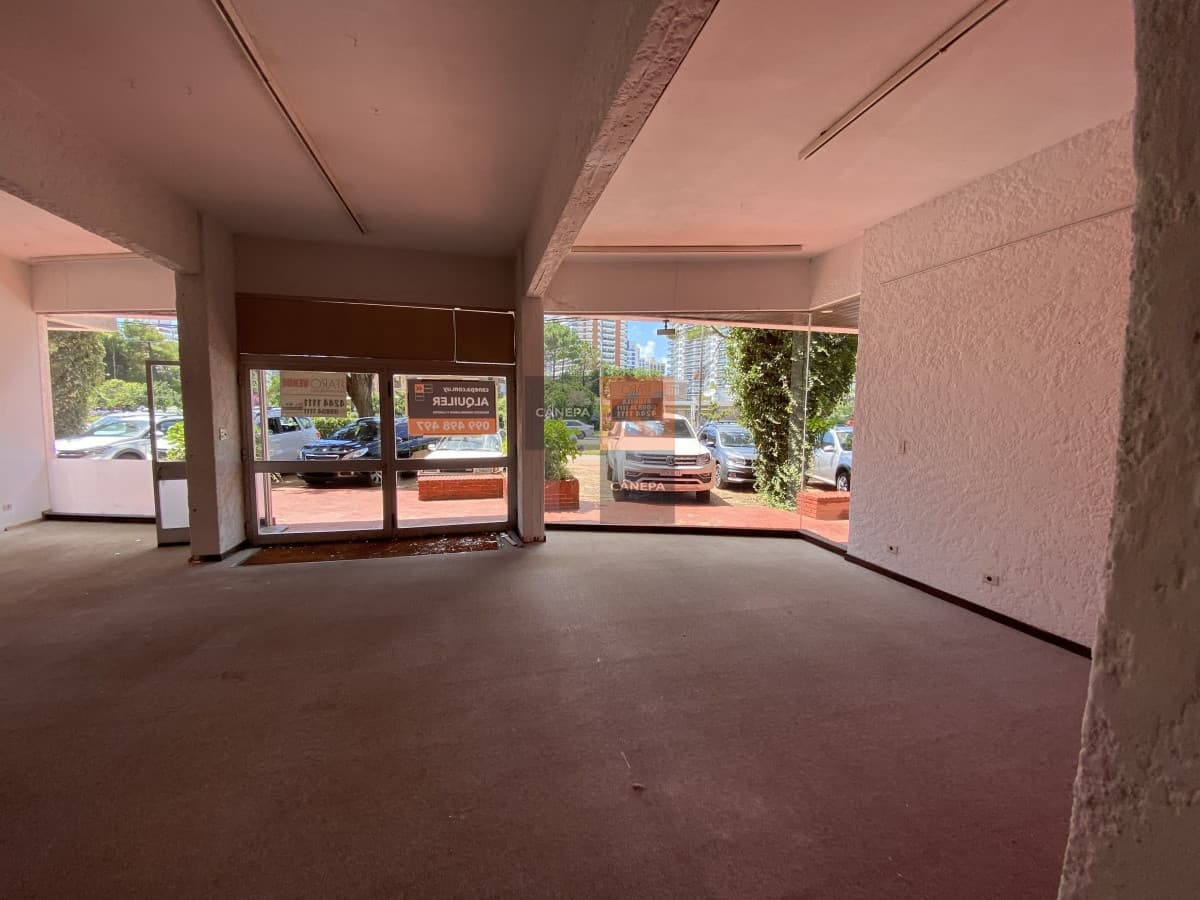 Local comercial sobre Avenida Italia