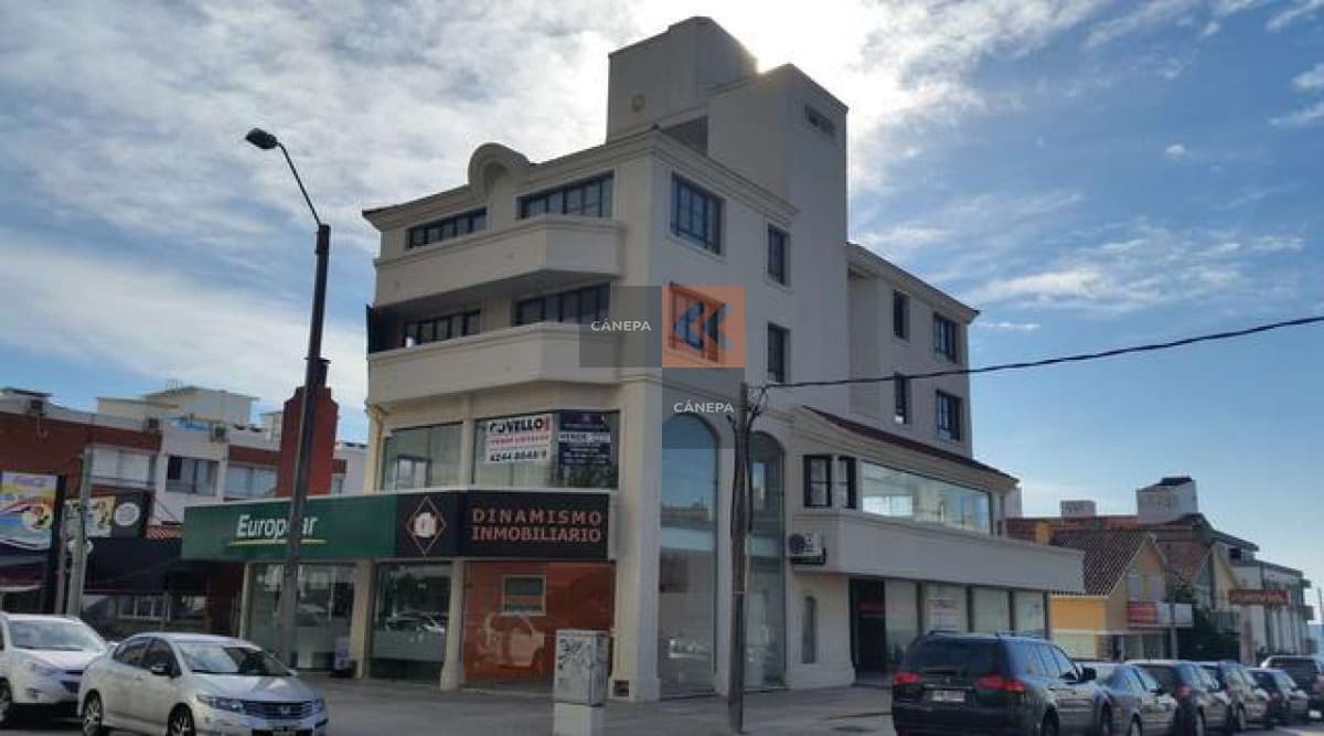 Edificio de locales comerciales sobre calle 24