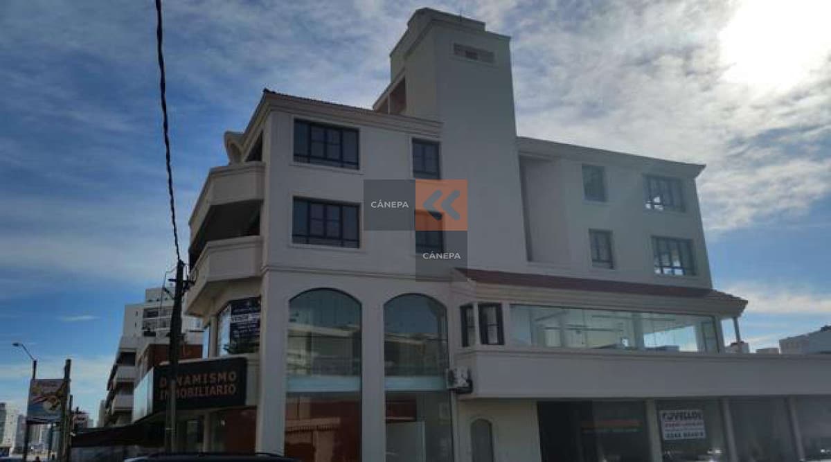 Edificio de locales comerciales sobre calle 24