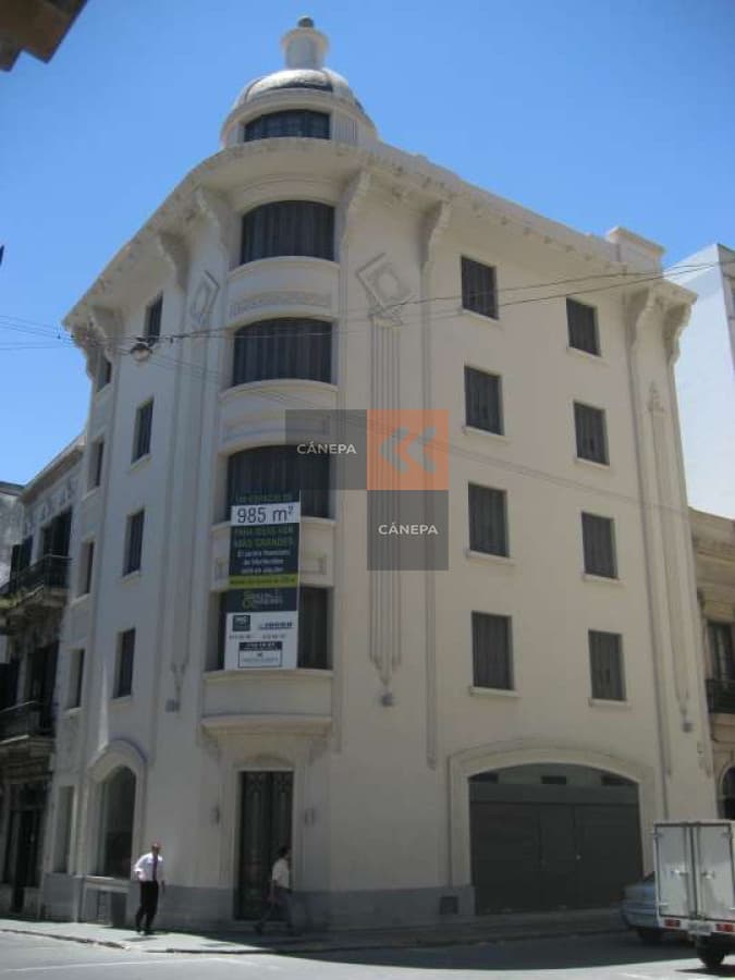 Edificio en Ciudad Vieja frente a la Bolsa de Valores con RENTA!