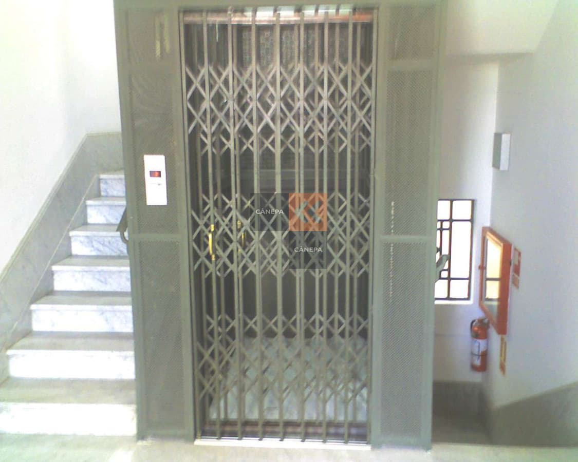 Edificio en Ciudad Vieja frente a la Bolsa de Valores con RENTA!