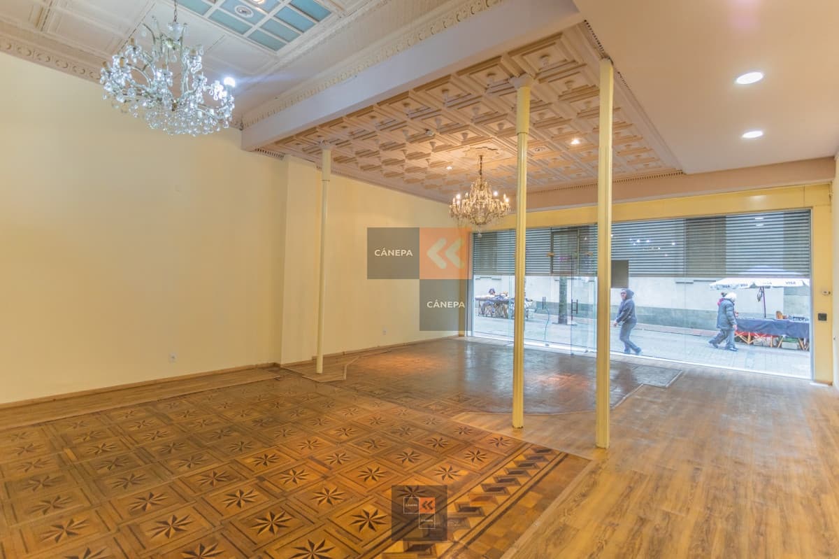 Muy buen local en Ciudad Vieja sobre la peatonal Sarandí.
