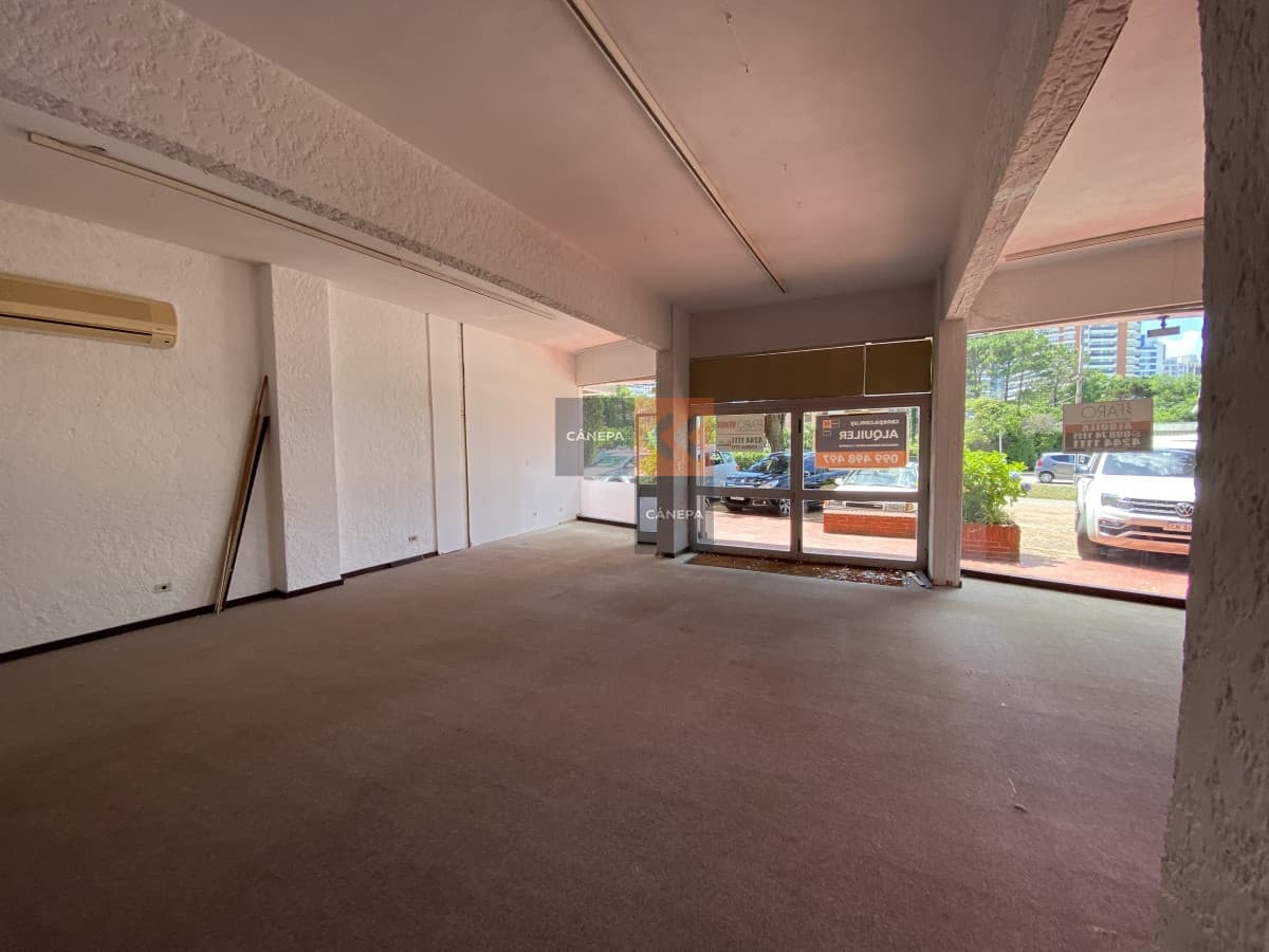 Local comercial sobre Avenida Italia