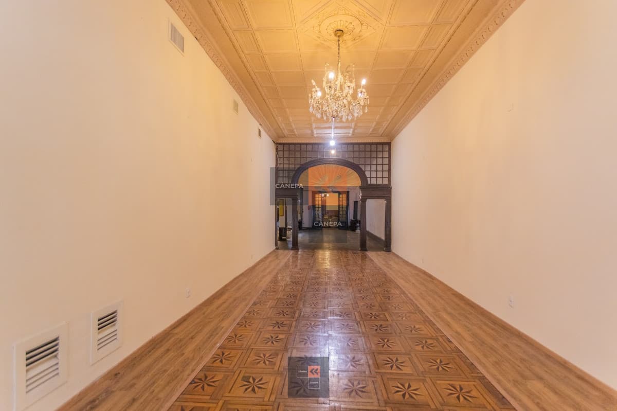 Muy buen local en Ciudad Vieja sobre la peatonal Sarandí.