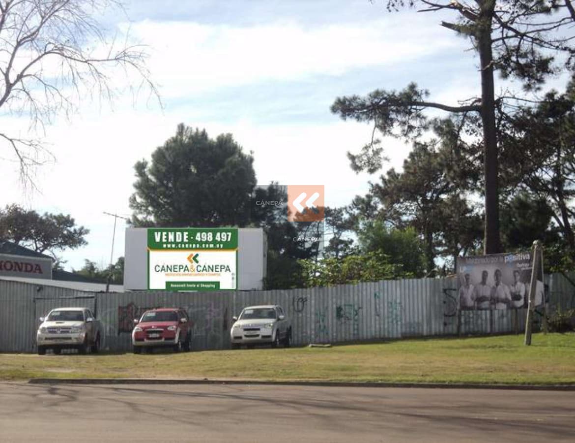 Terreno en excelente esquina para construir local comercial, con buen frente sobre Avenida Roosevelt.