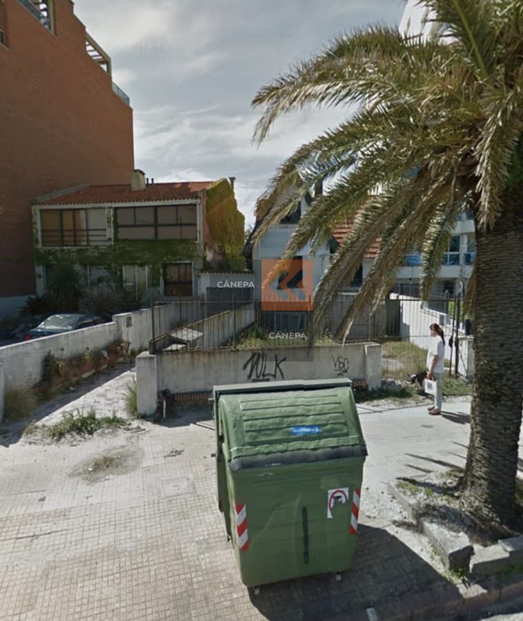 Se vende terreno en Malvín frente al mar