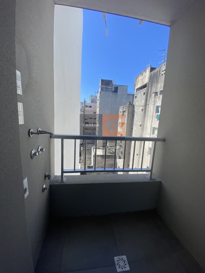 Venta con renta apartamento de 2 dormitorios en Barrio Sur