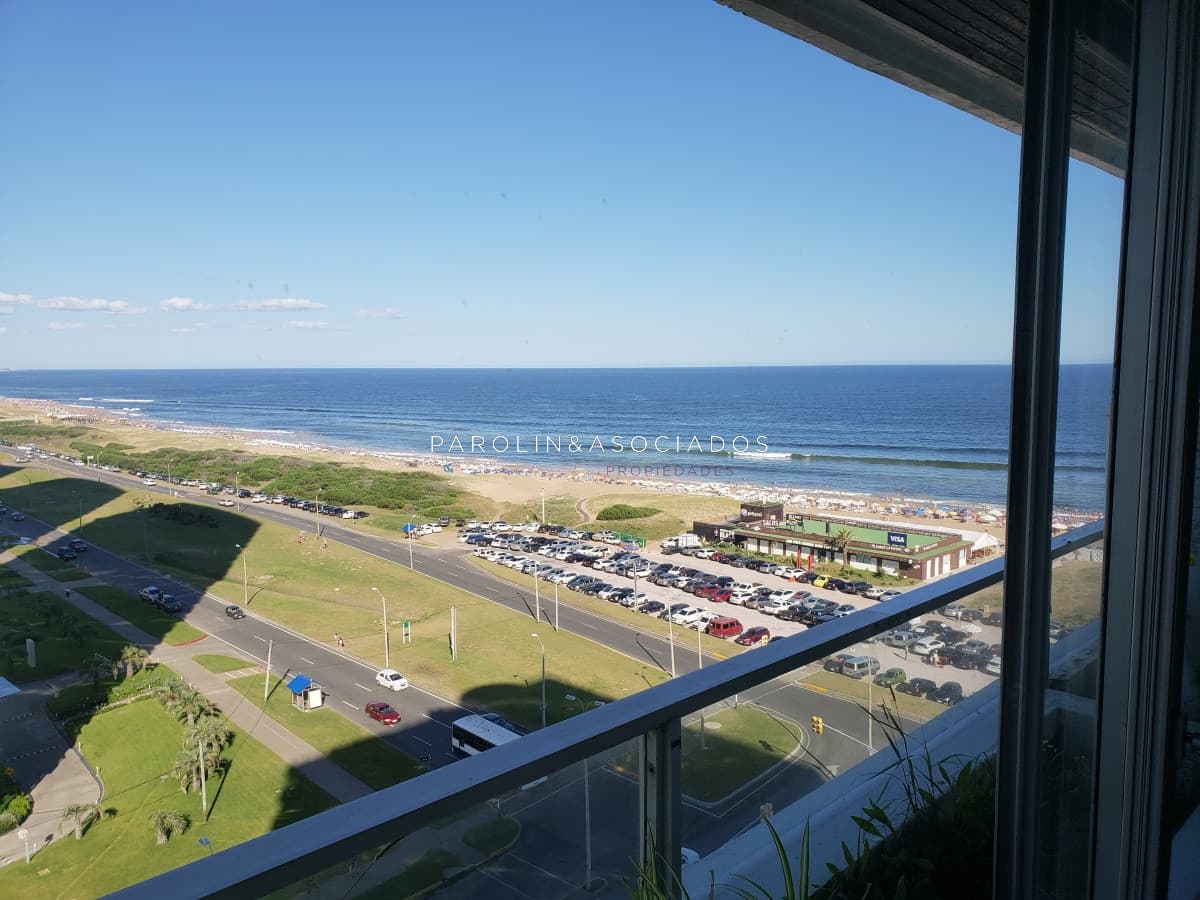 Apartamento de 3 dormitorios en Torre Tiburón, Punta del Este.
