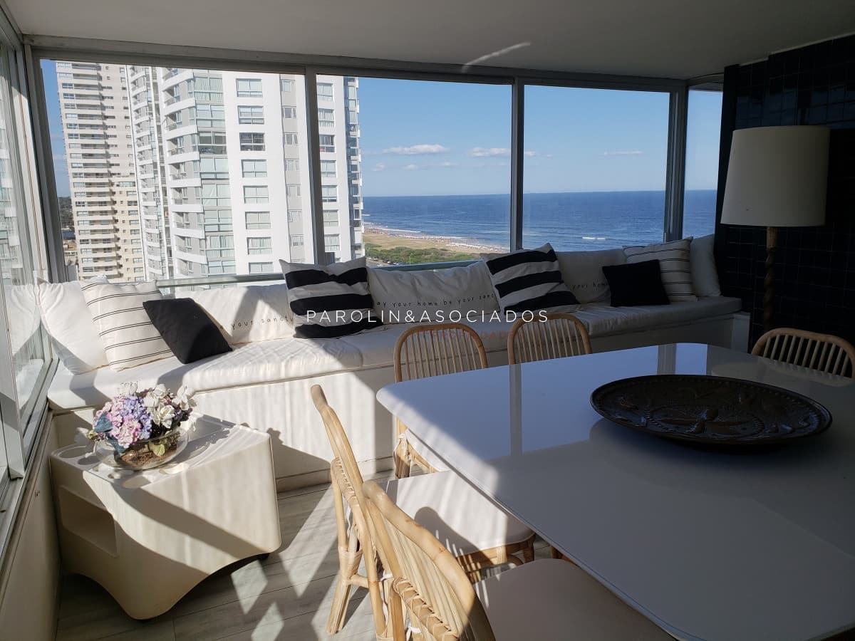 Apartamento de 3 dormitorios en Torre Tiburón, Punta del Este.