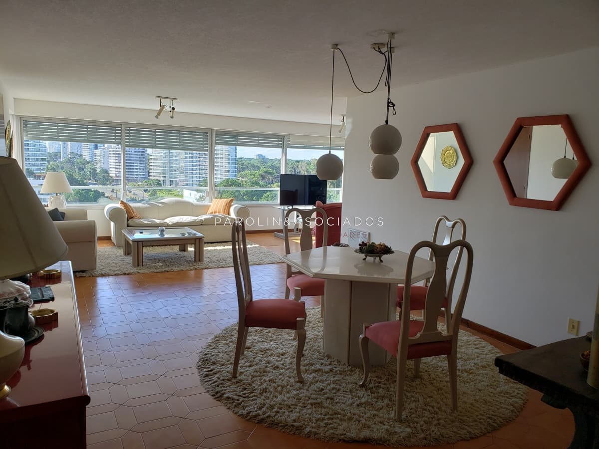 Apartamento de 3 dormitorios en Torre Tiburón, Punta del Este.