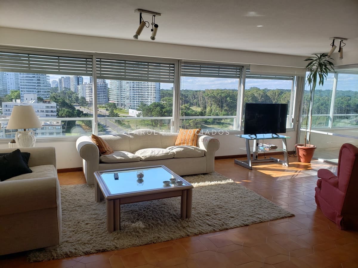 Apartamento de 3 dormitorios en Torre Tiburón, Punta del Este.