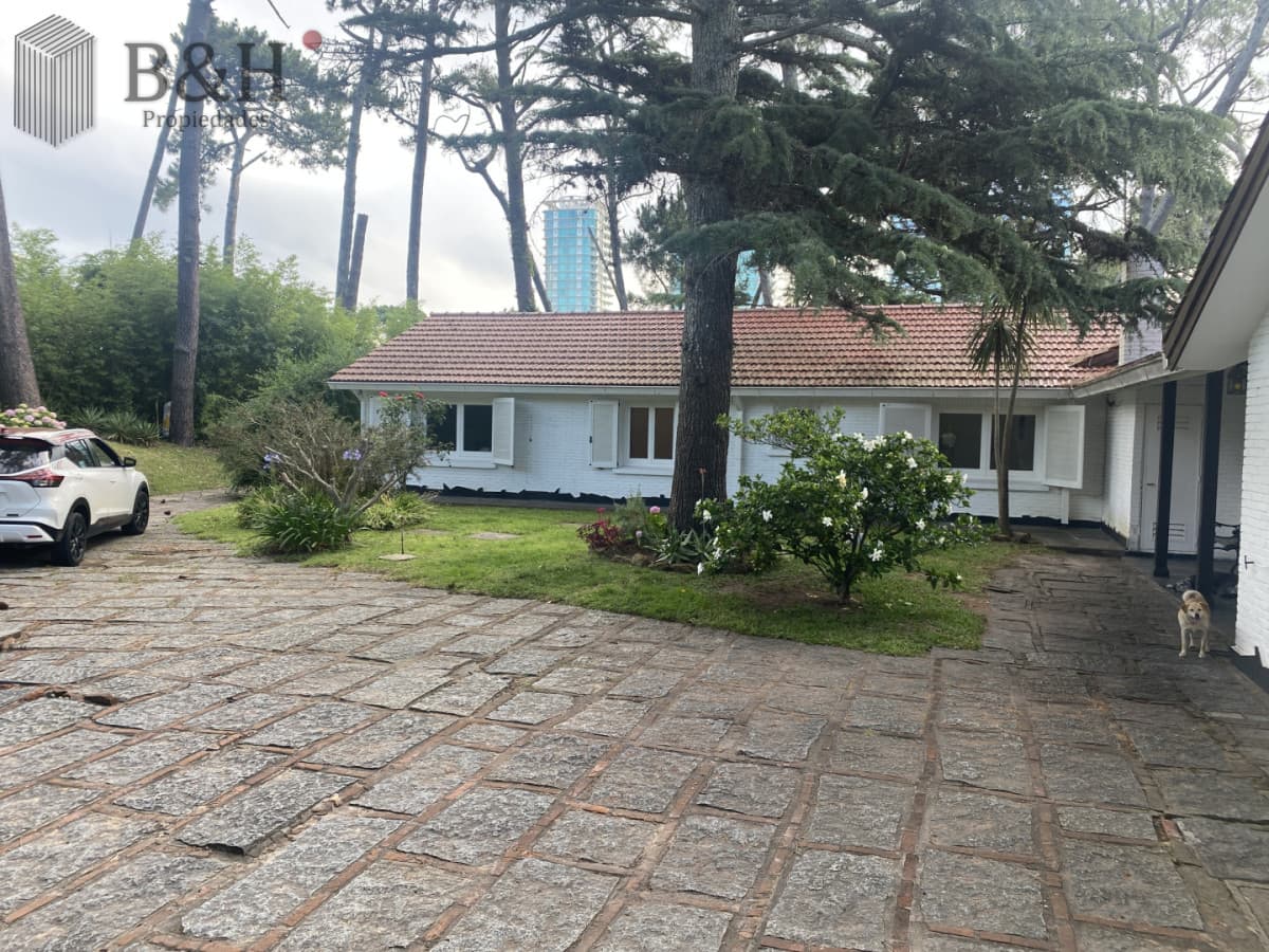 Gran construcción solida en dos lotes de gran altura en Playa Mansa