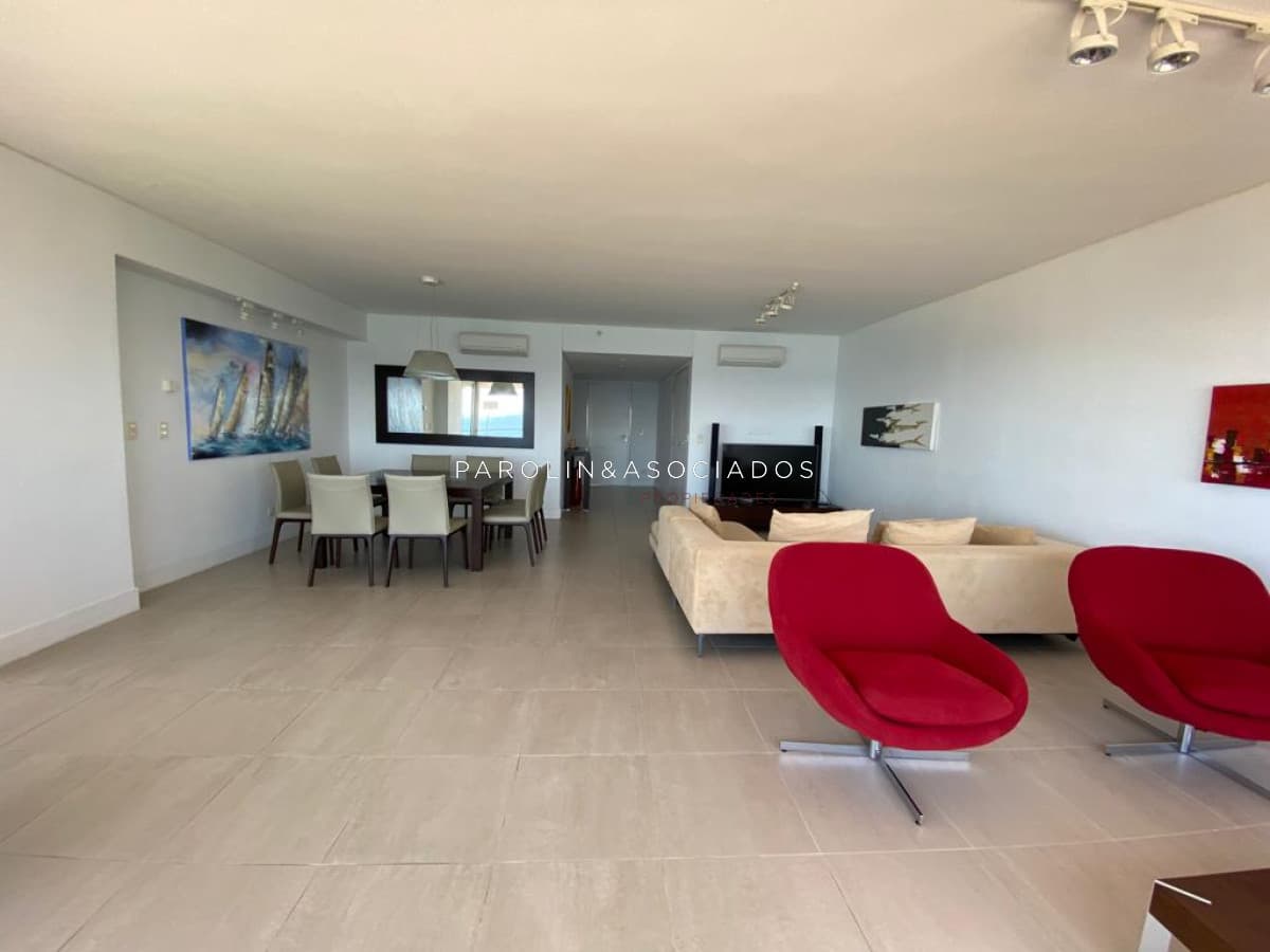 Apartamento en venta de 3 dormitorios en edificio Le Parc I, Punta del Este.