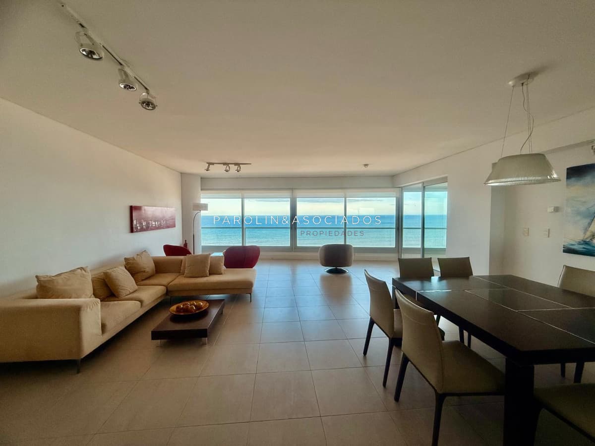 Apartamento en venta de 3 dormitorios en edificio Le Parc I, Punta del Este.