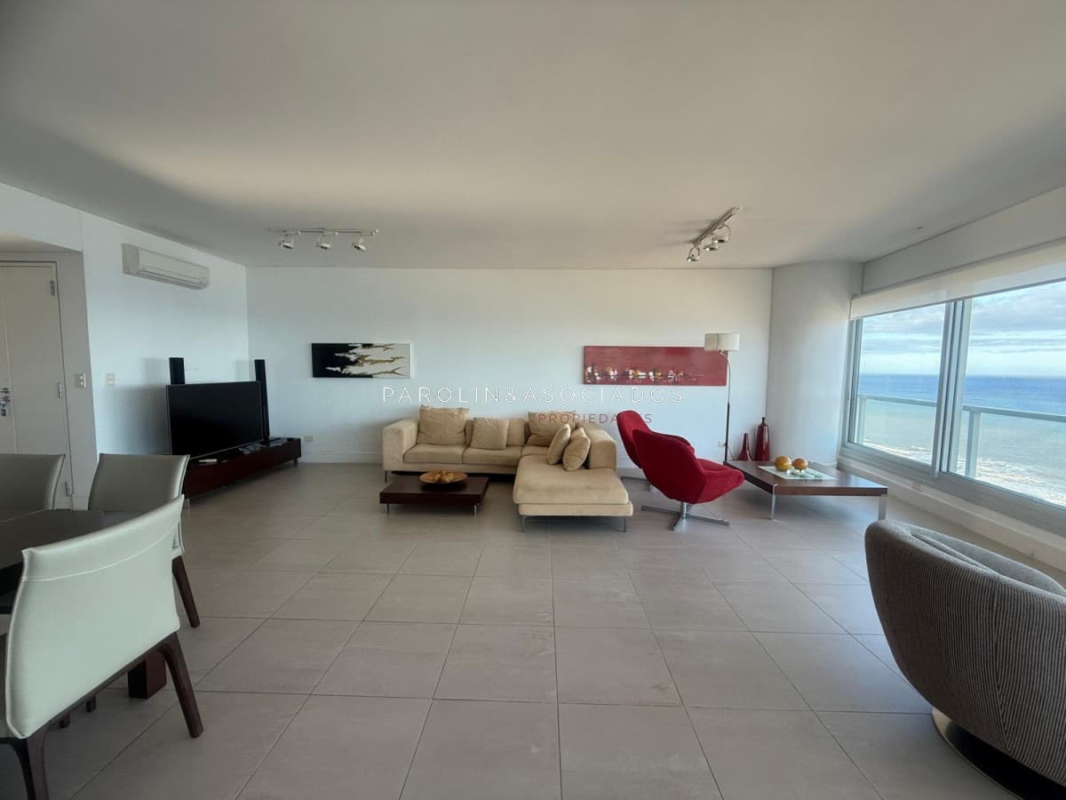 Apartamento en venta de 3 dormitorios en edificio Le Parc I, Punta del Este.