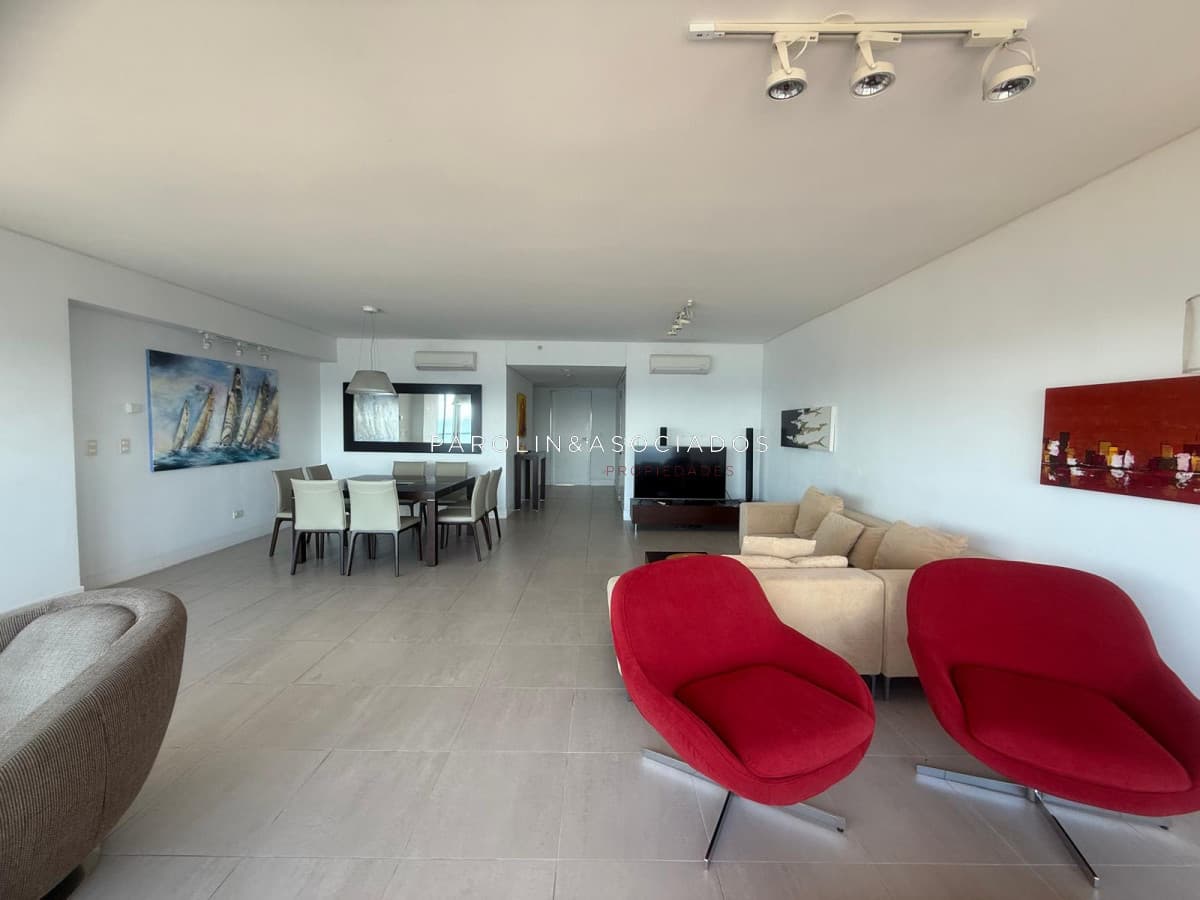 Apartamento en venta de 3 dormitorios en edificio Le Parc I, Punta del Este.