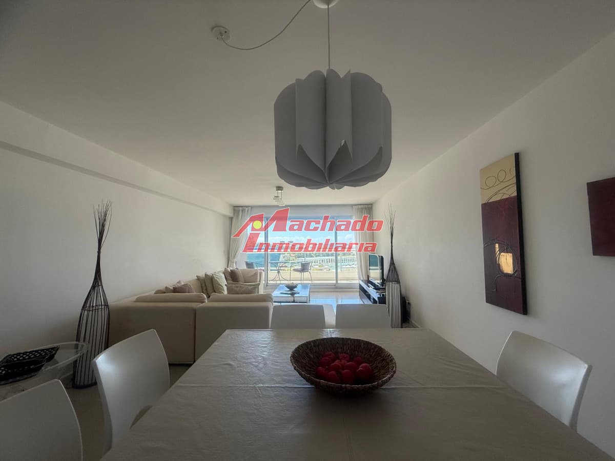 Apartamento de 3 dormitorios en venta en Punta del Este