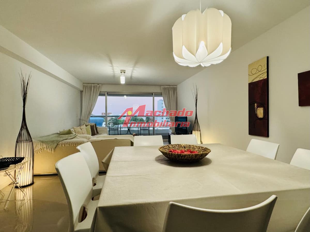 Apartamento de 3 dormitorios en venta en Punta del Este