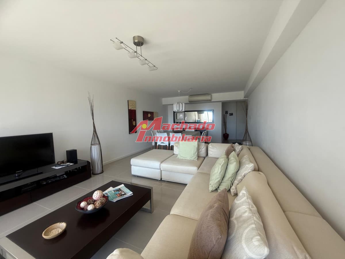 Apartamento de 3 dormitorios en venta en Punta del Este