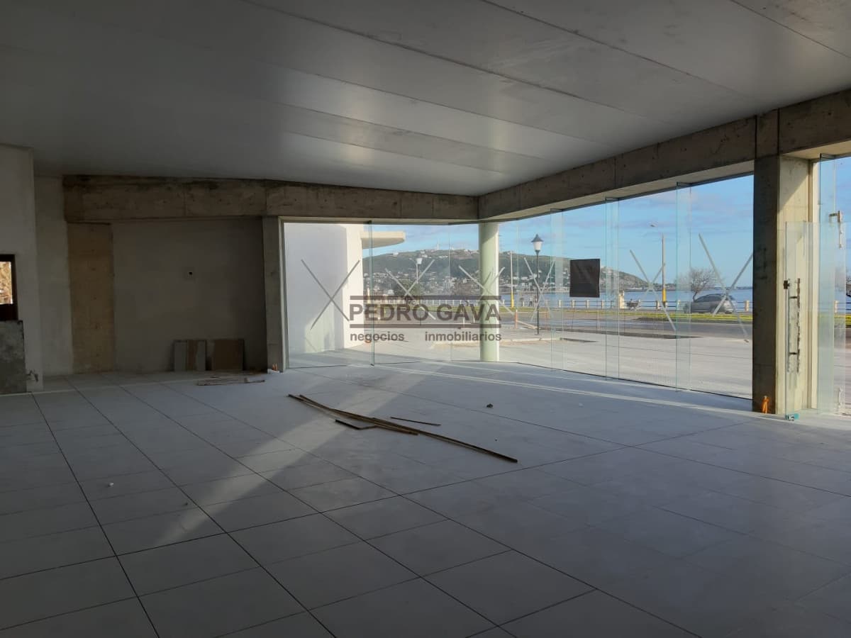 Increible local comercial en alquiler sobre la Rambla de Piriapolis  -