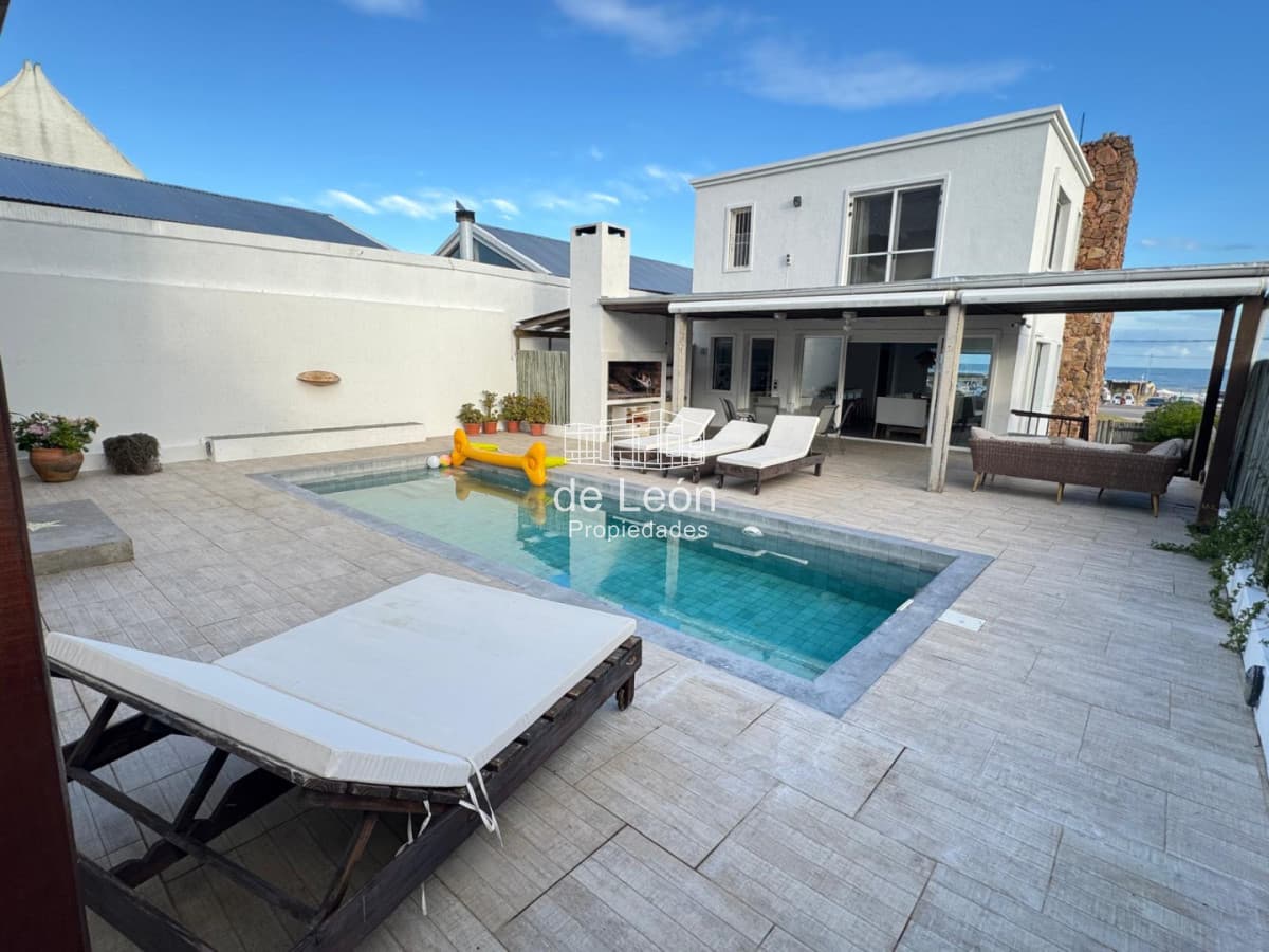 EN VENTA COMODA CASA EN MONTOYA FRENTE AL MAR 5 DORMITORIOS