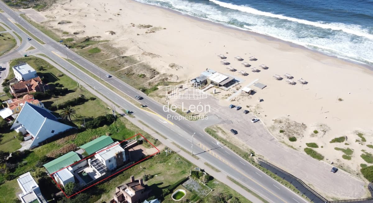 EN VENTA COMODA CASA EN MONTOYA FRENTE AL MAR 5 DORMITORIOS