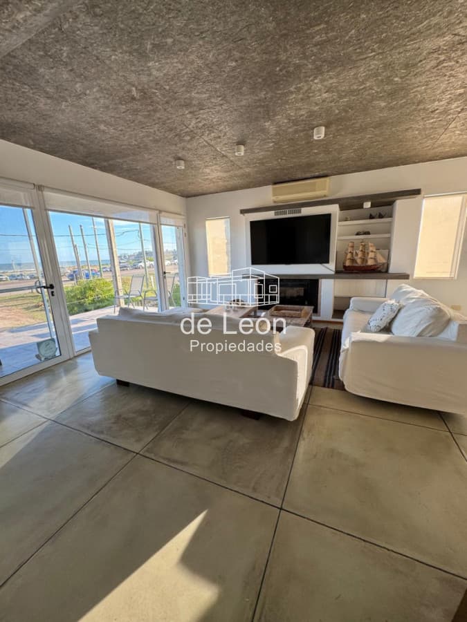 EN VENTA COMODA CASA EN MONTOYA FRENTE AL MAR 5 DORMITORIOS