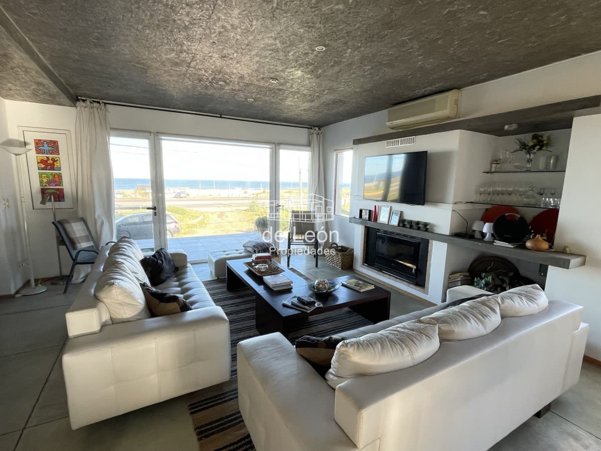 EN VENTA COMODA CASA EN MONTOYA FRENTE AL MAR 5 DORMITORIOS