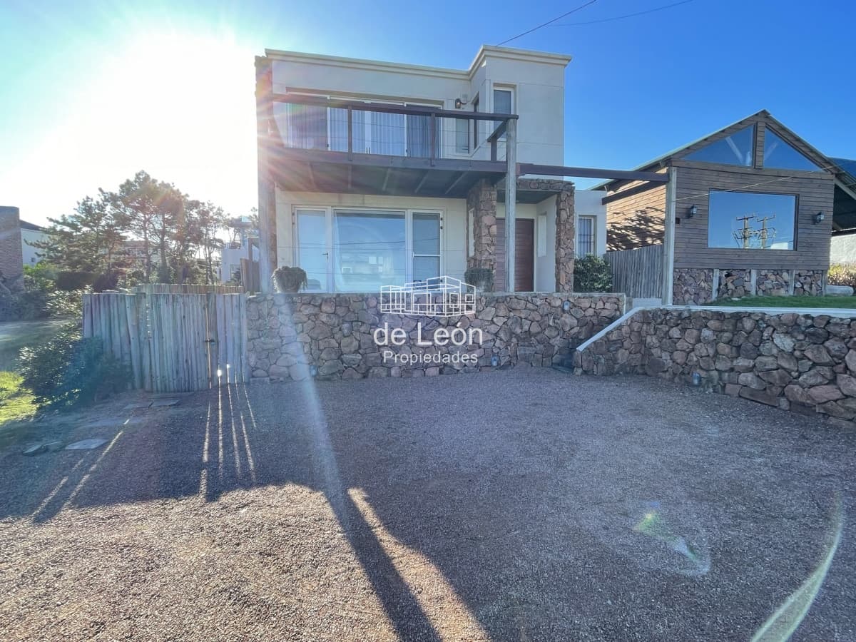 EN VENTA COMODA CASA EN MONTOYA FRENTE AL MAR 5 DORMITORIOS