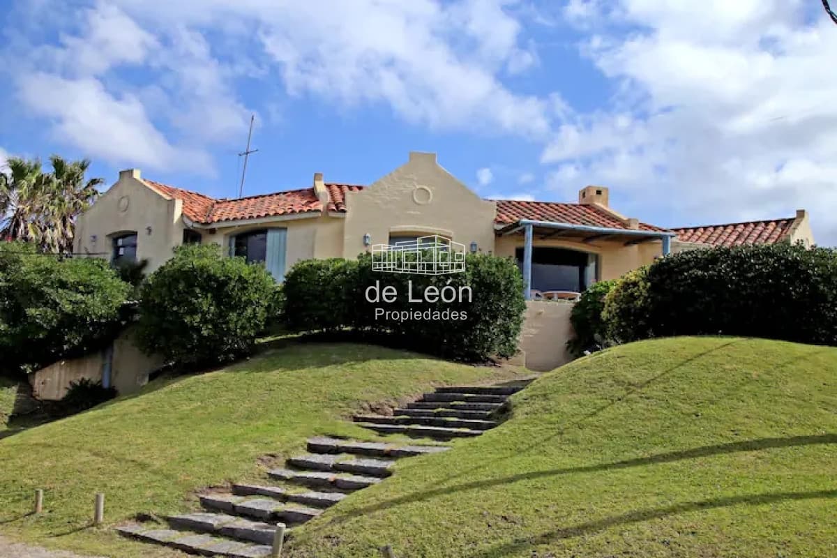 Importante casa en La Barra con vistas al mar a pocos metros de La Posta del Cangrejo