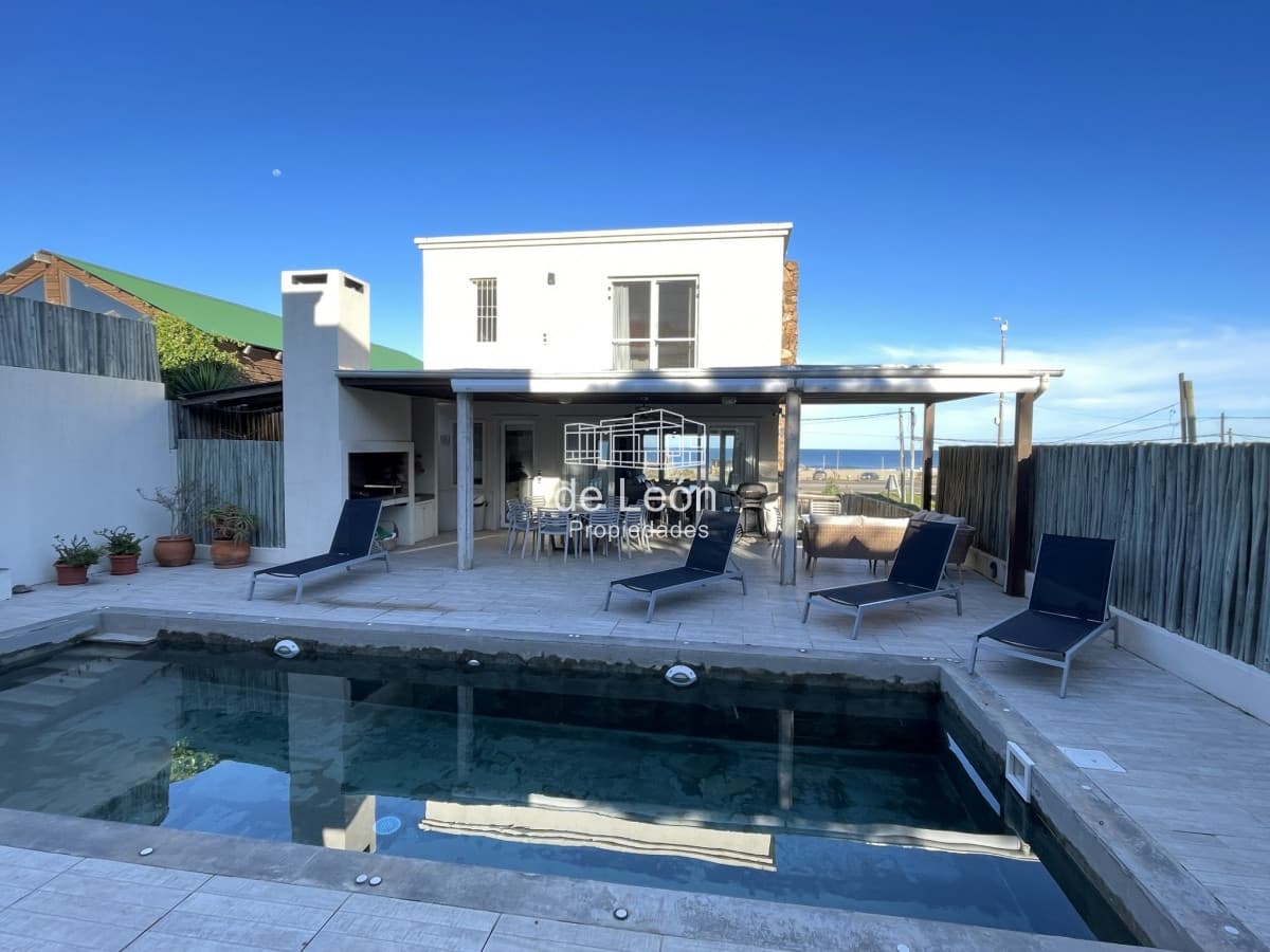 EN VENTA COMODA CASA EN MONTOYA FRENTE AL MAR 5 DORMITORIOS