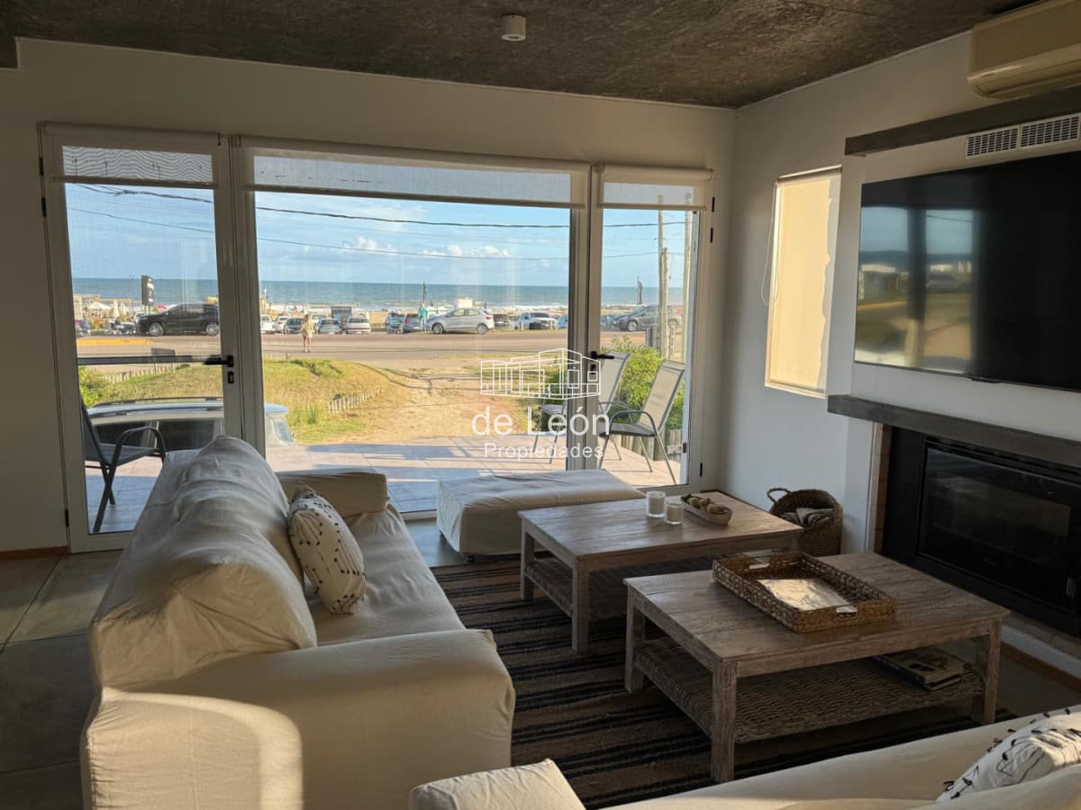 EN VENTA COMODA CASA EN MONTOYA FRENTE AL MAR 5 DORMITORIOS