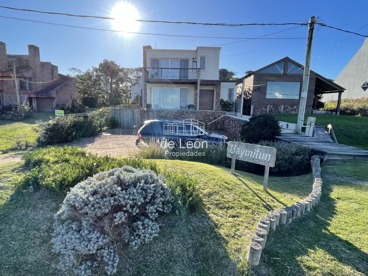 EN VENTA COMODA CASA EN MONTOYA FRENTE AL MAR 5 DORMITORIOS