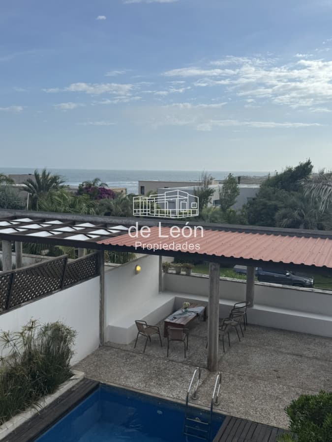 Alquiler de temporada en La Barra casa de 4 dormitorios y servicio