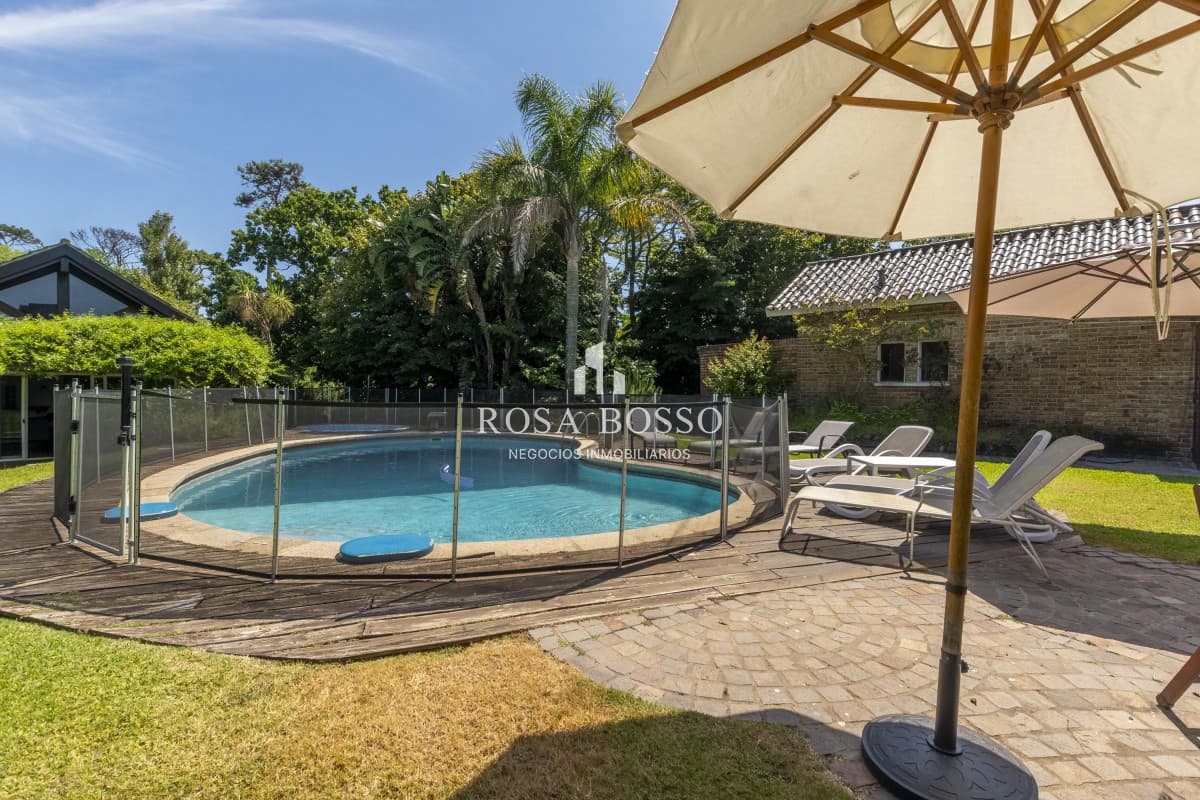 Venta Casa 8 dormitorios Playa Mansa Punta del Este