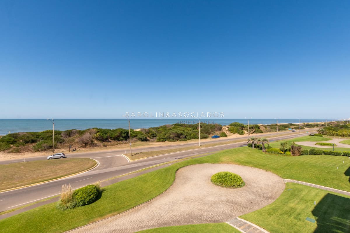 Apartamento en venta de 3 dormitorios + dependencia  en Esturión Terraza, Punta del Este.