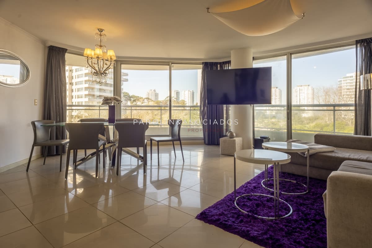 Apartamento en venta de 3 dormitorios y dependencia en Ocean Drive Punta del Este.
